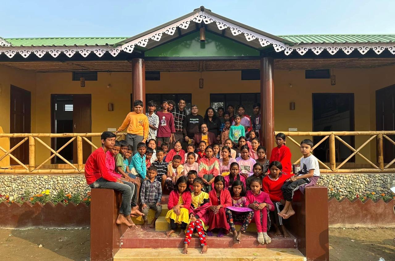 Students and teachers together at Mandabari